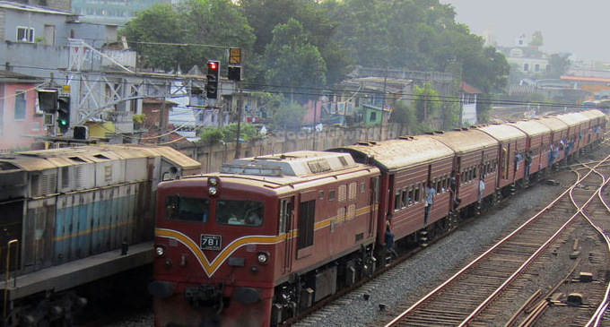 Maradana-bound train stalls on Coastal Line