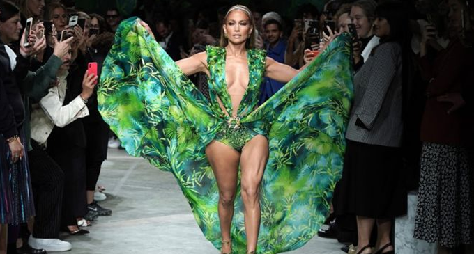 Jennifer Lopez revives dress behind the invention of Google Images – [VIDEO]