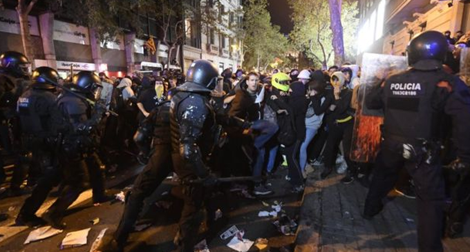 Catalan protests: Fresh clashes after Spain jails separatist leaders – [IMAGES]