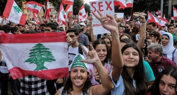 Lebanon protests: Mass revolt continues as PM ‘agrees reforms’
