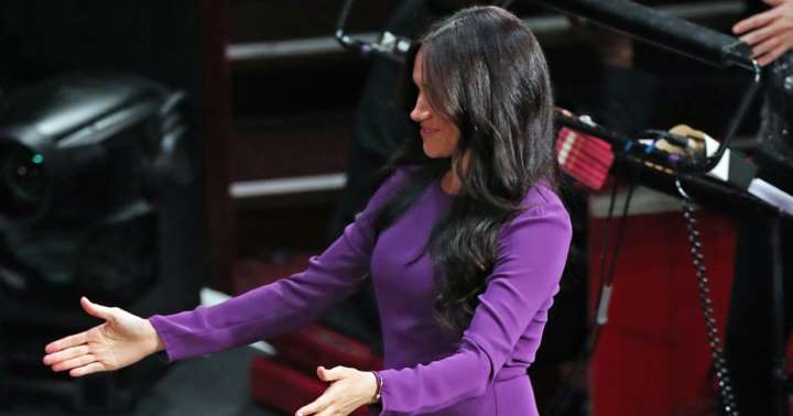 Meghan Markle’s awkward hug moment Meghan Markle’s awkward hug moment
