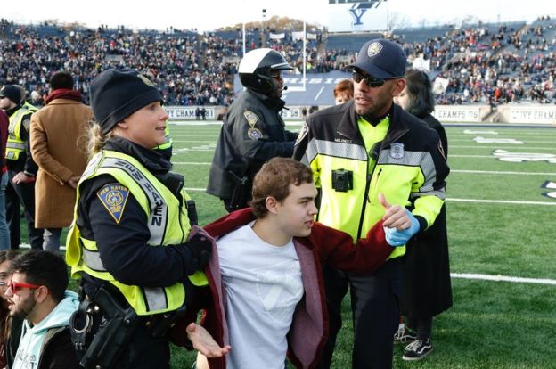 Harvard-Yale football game disrupted by student climate protest – [IMAGES]