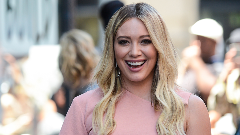 Hilary Duff as Lizzie in this BTS still will make you go back in time!