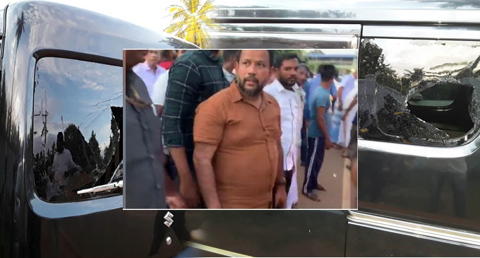 Stones pelted at former Minister Rishad’s convoy