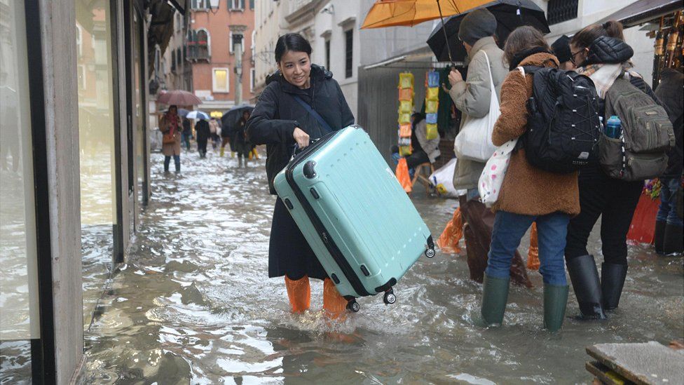 Flooded Venice battles new tidal surge