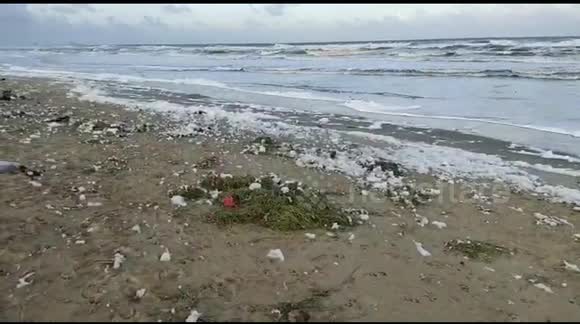 Chennai: Children play as ‘toxic’ foam blankets Indian beach – [VIDEO]