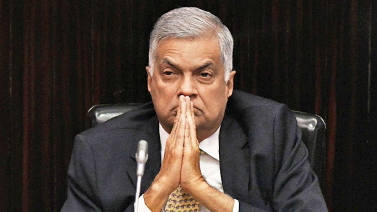 Ranil Wickremesinghe looks into amending powers of party leadership Ranil Wickremesinghe looks into amending powers of party leadership