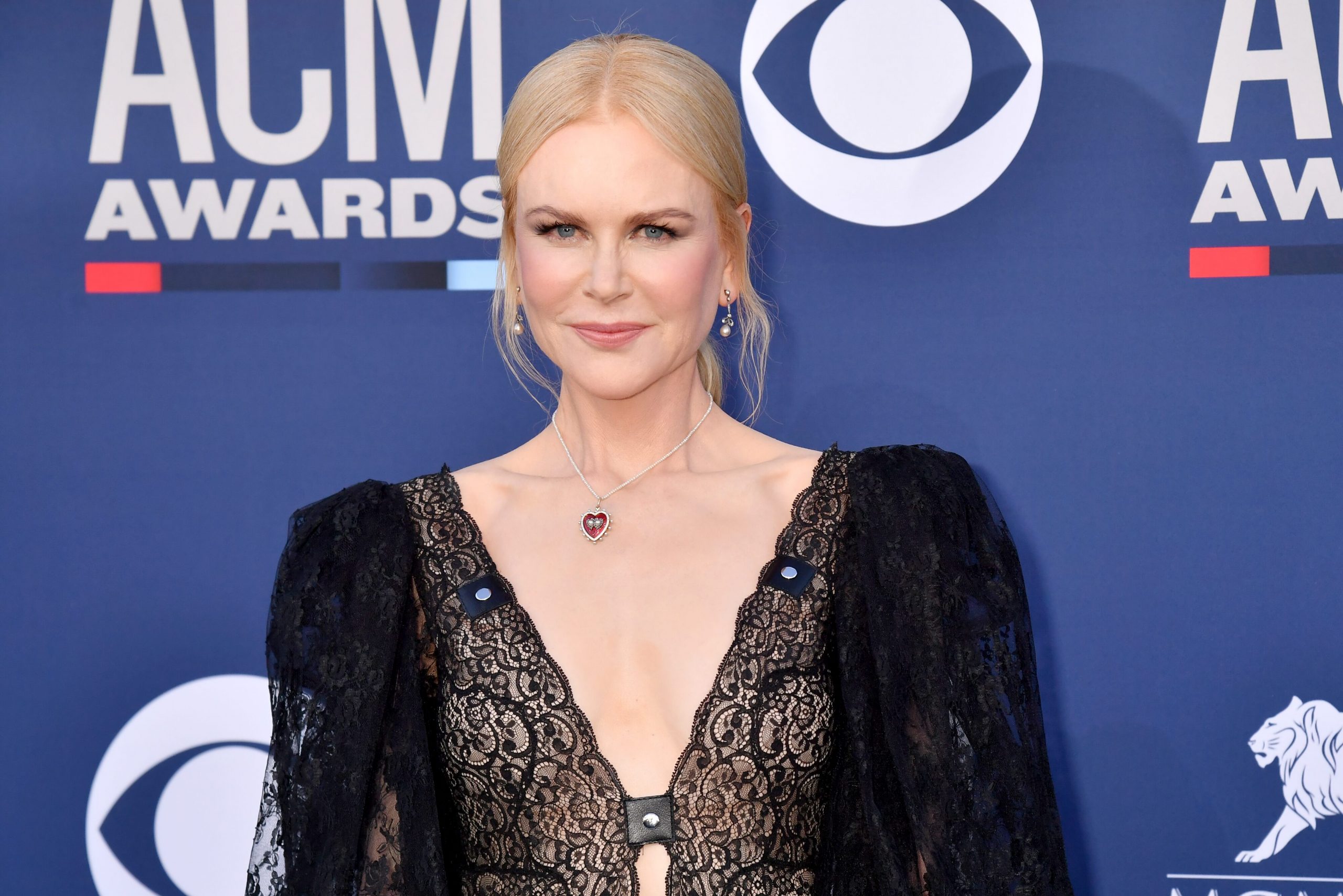 Nicole Kidman soaks up sun in blue bikini