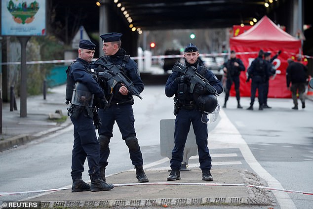 Gelsenkirchen: German police shoot knifeman dead