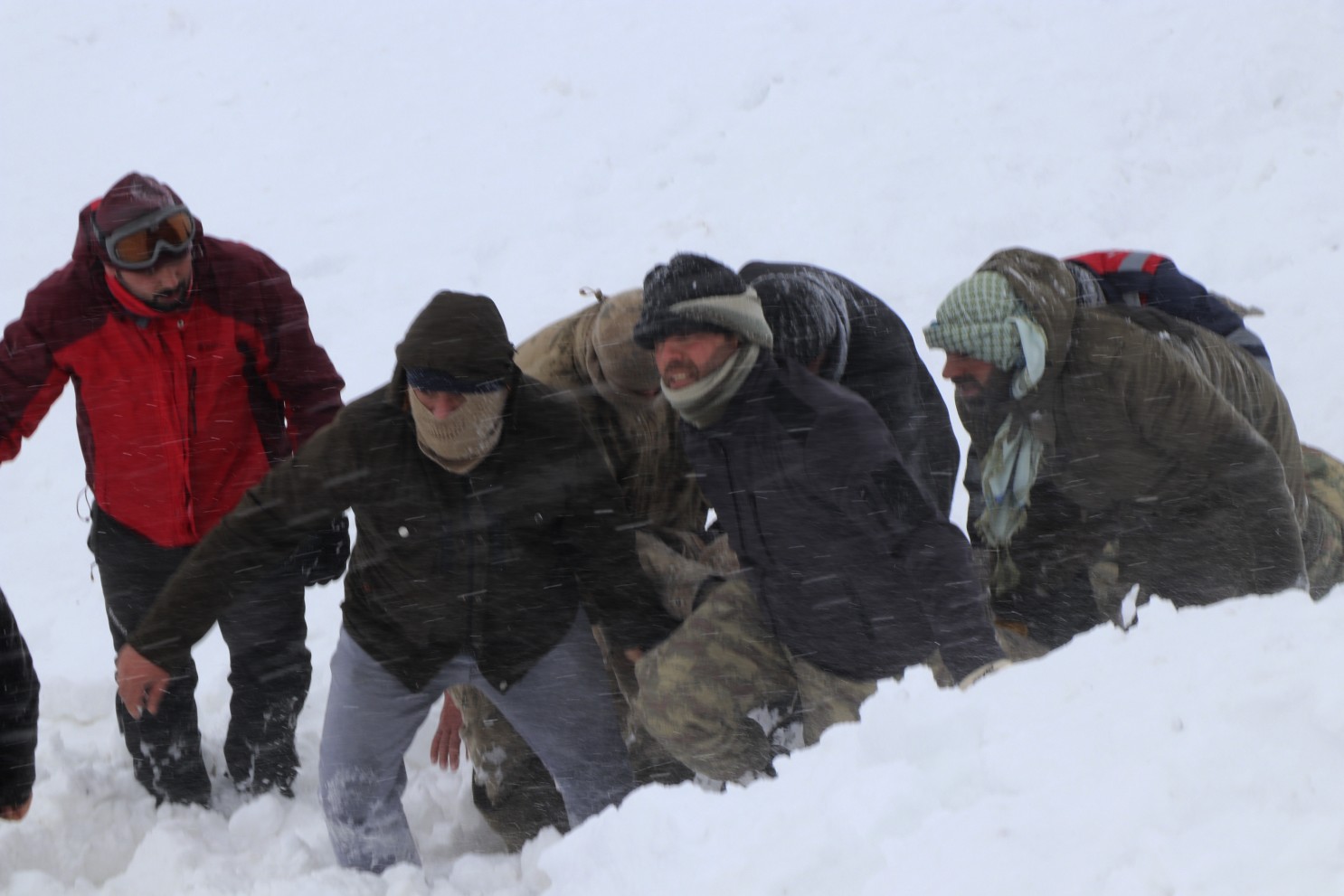 Turkey avalanche rescue operation put on hold by government