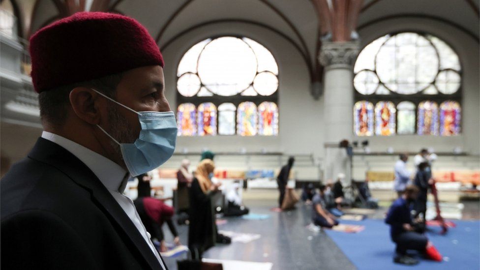 Ramadan: German church opens doors for Muslim prayers Ramadan: German church opens doors for Muslim prayers