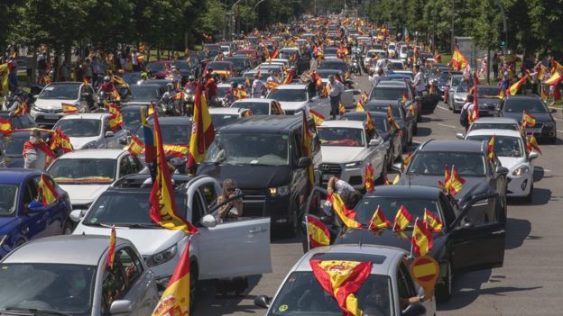 Coronavirus: Anti-lockdown car protest draws thousands Coronavirus: Anti-lockdown car protest draws thousands