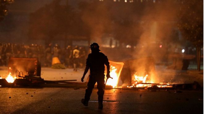 Lebanon protests: Hundreds take to streets for second night Lebanon protests: Hundreds take to streets for second night