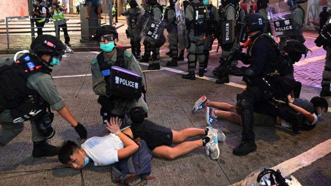 Hong Kong: UK set to suspend extradition treaty with Chinese territory