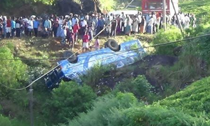 Over 20 school children injured as bus topples [PHOTOS]