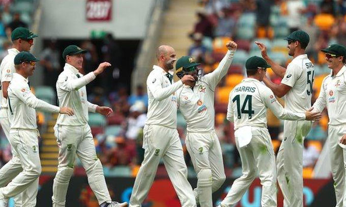 Australia v India: Rohit Sharma wicket leaves hosts on top