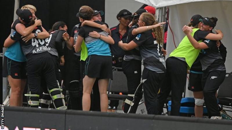 New Zealand claim last-ball win over Australia to level series New Zealand claim last-ball win over Australia to level series