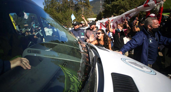 Minibus carrying Argentina’s President is attacked