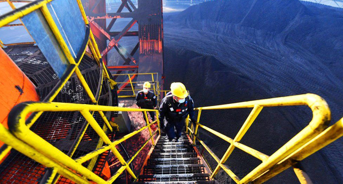 Rescuers race to free trapped Chinese miners