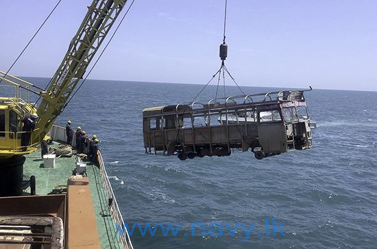 Tamil Nadu fishermen oppose Sri Lankan vehicle dumping in water Tamil Nadu fishermen oppose Sri Lankan vehicle dumping in water