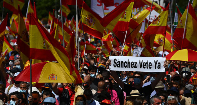 Thousands rally against Catalan pardons