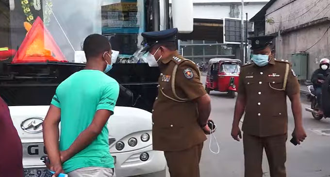 Bus travelling from Batticaloa to Colombo seized Bus travelling from Batticaloa to Colombo seized