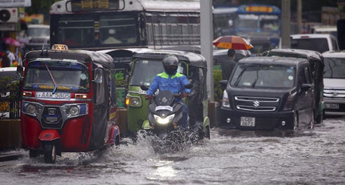Several roads in Colombo inundated due to heavy rainfall