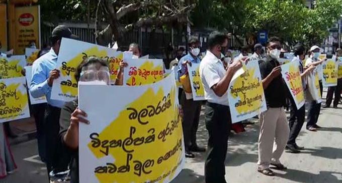 Principals & Teachers protest in front of the Ministry of Education
