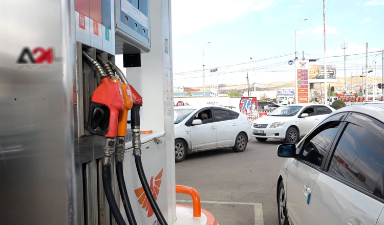 Fuel shortage causes long queues at gas stations in Mongolia