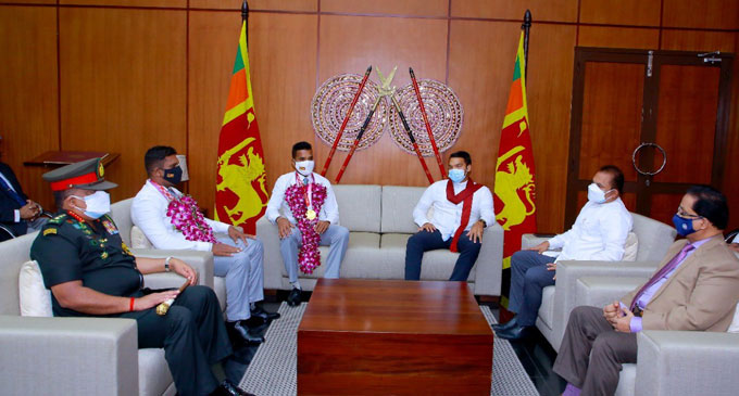 Paralympic medalists meet Sports Minister