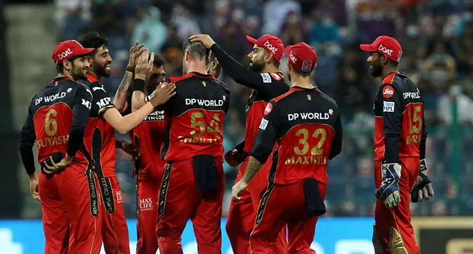 Last-ball maximum takes RCB home against Capitals Last-ball maximum takes RCB home against Capitals
