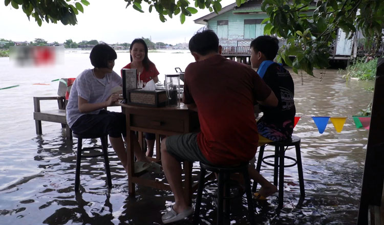 Riverbank restaurant takes advantage of annual flood to attract customers