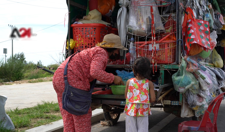 Homeless beach vendors in Sihanoukville request more support from Local Govt.