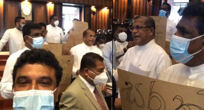 SJB protests in Parliament over yesterday’s obstructions SJB protests in Parliament over yesterday’s obstructions