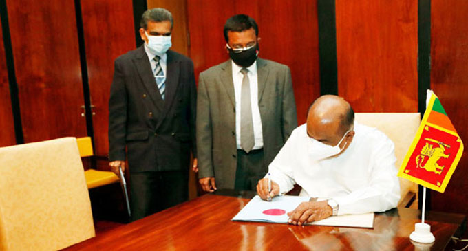 Speaker endorses certificate on Minimum Retirement Age of Workers Bill Speaker endorses certificate on Minimum Retirement Age of Workers Bill