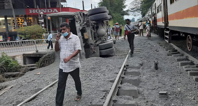 Tipper collides with a train in Mirigama Tipper collides with a train in Mirigama