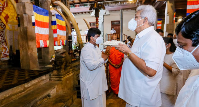 President visits Temple of the Sacred Tooth Relic