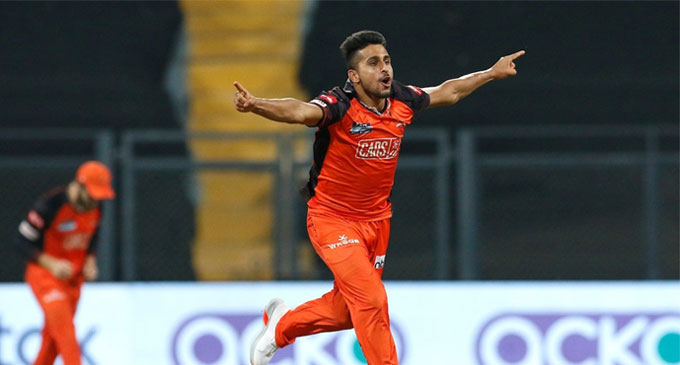 Umran Malik bowls 150-plus yorker to MS Dhoni Umran Malik bowls 150-plus yorker to MS Dhoni