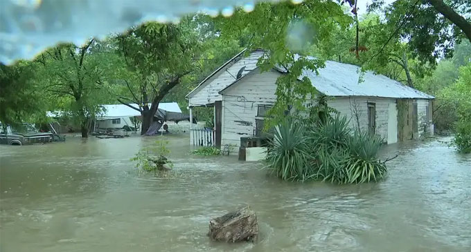 Roads blocked amid flash floods in Texas