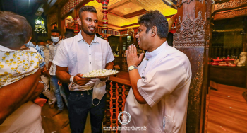 Lankan cricketers visit Sri Dalada Maligawa