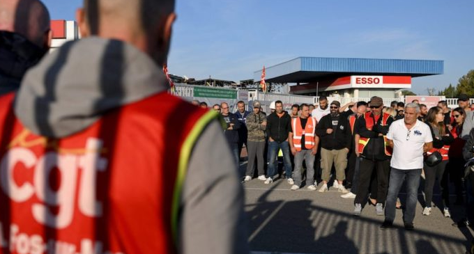 French oil workers vote to continue strike