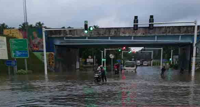 Light vehicles unable to use the Welipenna exit due to flooding